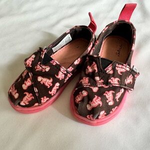 Toddler Tom’s pink glow in the dark shoes